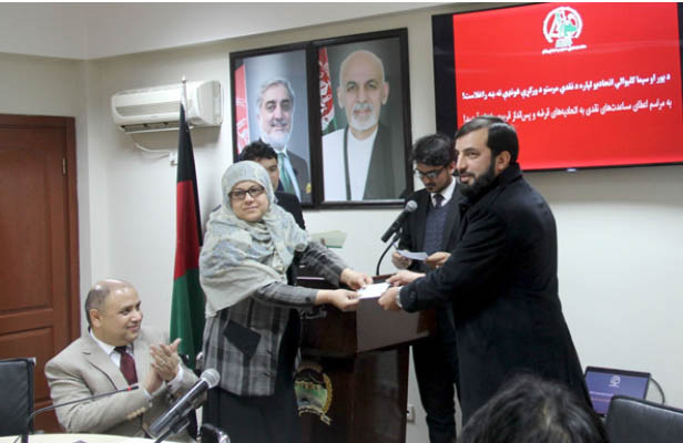 وزارت انکشاف دهات بیش از 33 میلیون افغانی به اتحادیه‌های قرضه و پس‌انداز کمک کرد